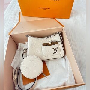 LOUIS VUITTON crossbody
